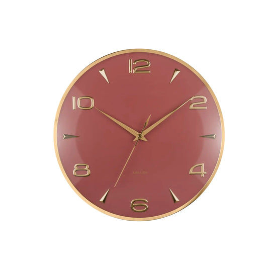 Runde Wanduhr mit rotem Zifferblatt, goldenen Zeigern und Ziffern im Rahmen