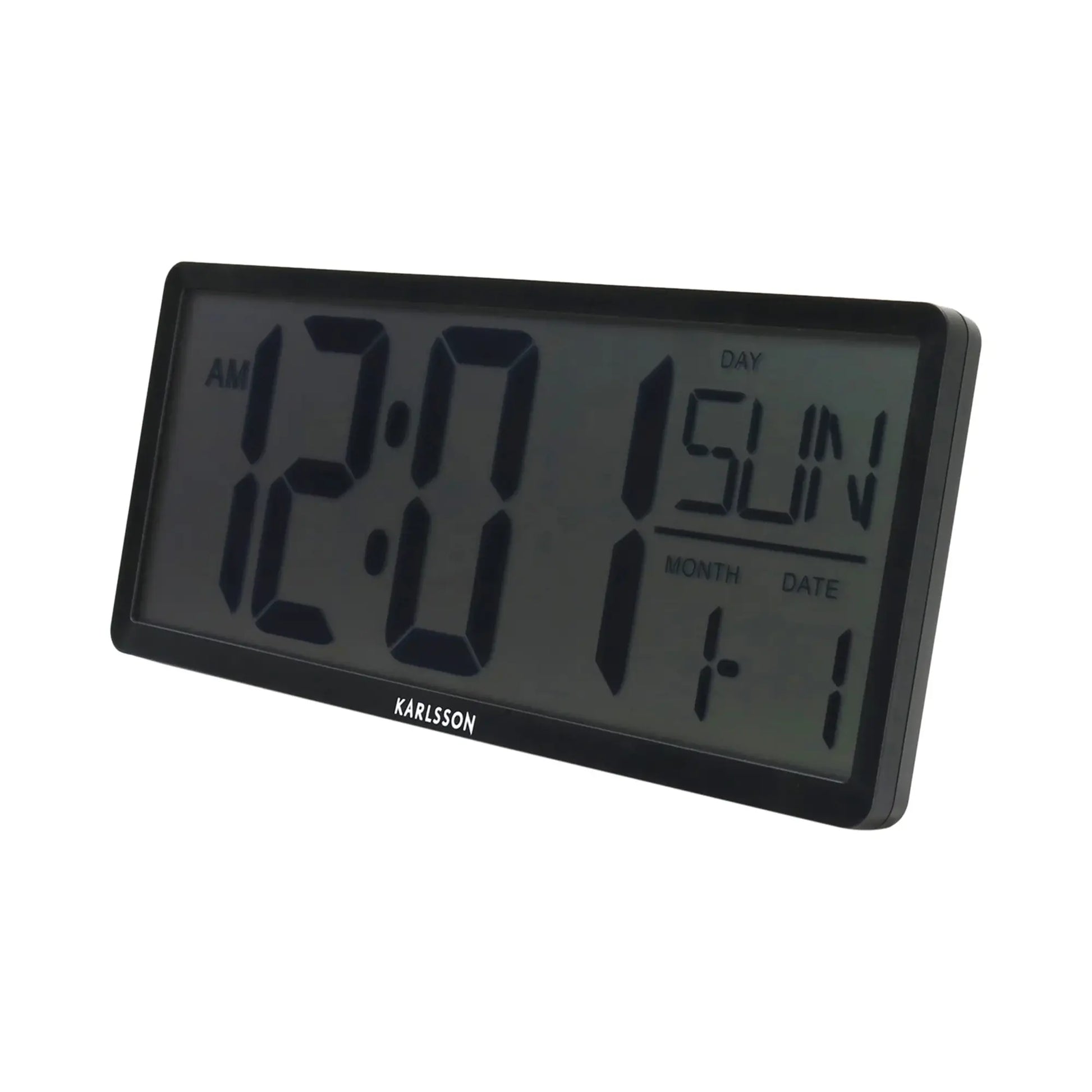 Nahaufnahme der Karlsson Retro-LCD-Wanduhr: schwarzes Display mit Zeit- und Datumsangaben