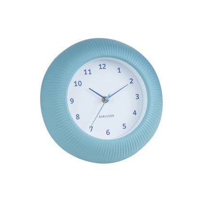 Karlsson Wanduhr, mintblauer Reliefrahmen, weißes Zifferblatt mit blauen Zahlen