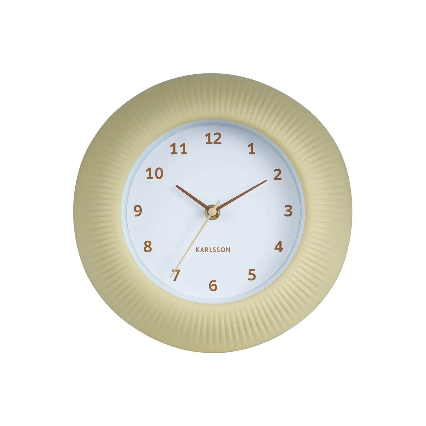 Wanduhr Softgelb im Detail: geriffelter Rand, weißes Zifferblatt mit braunen Ziffern