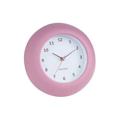 Karlsson Wanduhr in Rosé mit geriffeltem Rand und weißem Zifferblatt