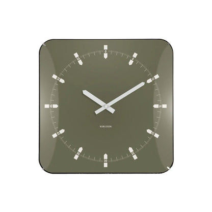 Quadratische Wanduhr mit grünem Zifferblatt, weißen Zeigern und Indexskala