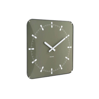 Quadratische Wanduhr mit grünem Zifferblatt, großen weißen Zeigern und Indexskala