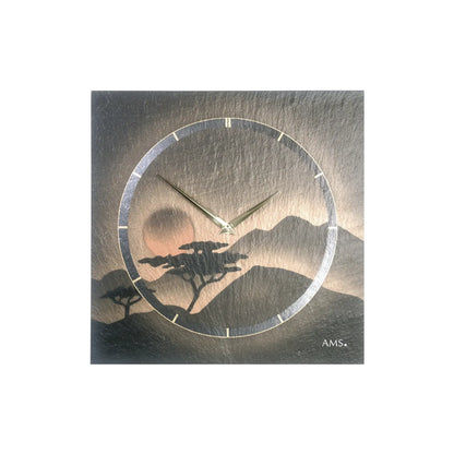 Wanduhr aus Naturschiefer mit rundem Zifferblatt, silbernen Zeigern und Bergmotiv