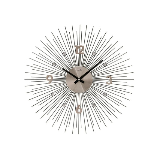 Wanduhr mit Metallstrahlen, runder Ziffernfläche und schwarzen Zeigern