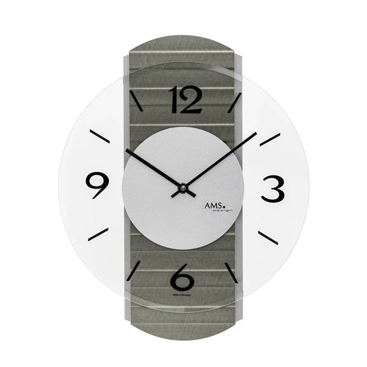 Wanduhr mit grauem Holzgehäuse, Aluminiumauflagen und Rundzifferblatt, schwarze Zahlen