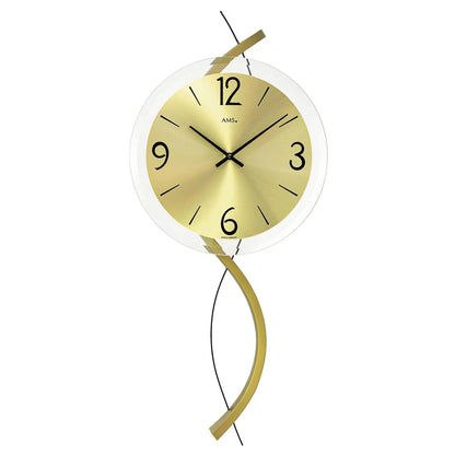 Wanduhr mit rundem Holzgehäuse, goldenem Zifferblatt und schwarzen Zeigern