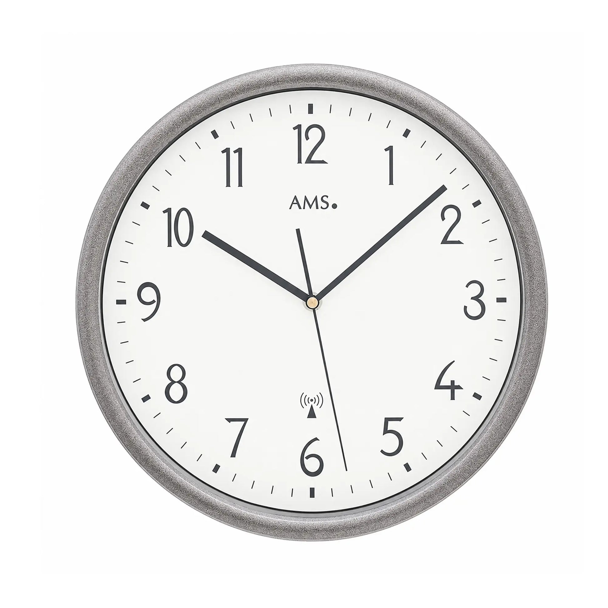 Funk-Wanduhr mit grauem Metallrahmen, weißem Zifferblatt und schwarzen Zeigern