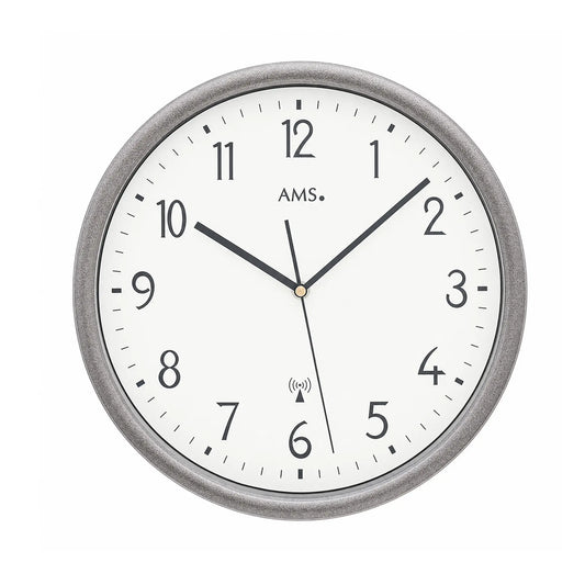 Funk-Wanduhr mit grauem Metallrahmen, weißem Zifferblatt und schwarzen Zeigern