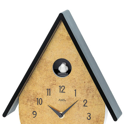 Orologio a cucù con tetto, quadrante dorato, cornice nera e figura del cucù retratta