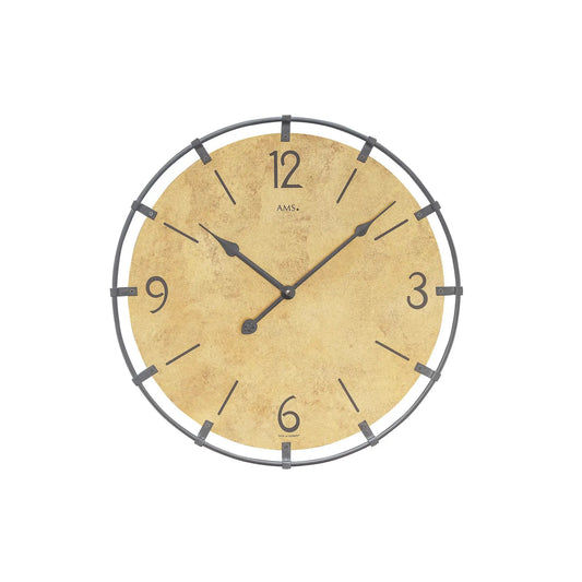 AMS-Wanduhr mit rundem Zifferblatt in Messingoptik und schwarzen Zeigern
