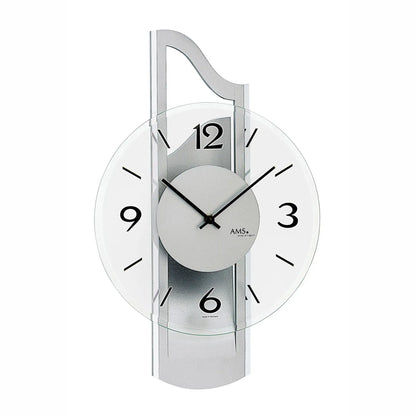 Wanduhr mit silbernem Holzgehäuse, Aluminiumauflage und facettiertem Mineralglas
