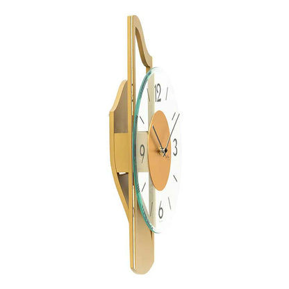 Schrägansicht: Wanduhr mit Messingauflage, facettiertem Mineralglas und goldenem Zifferblatt