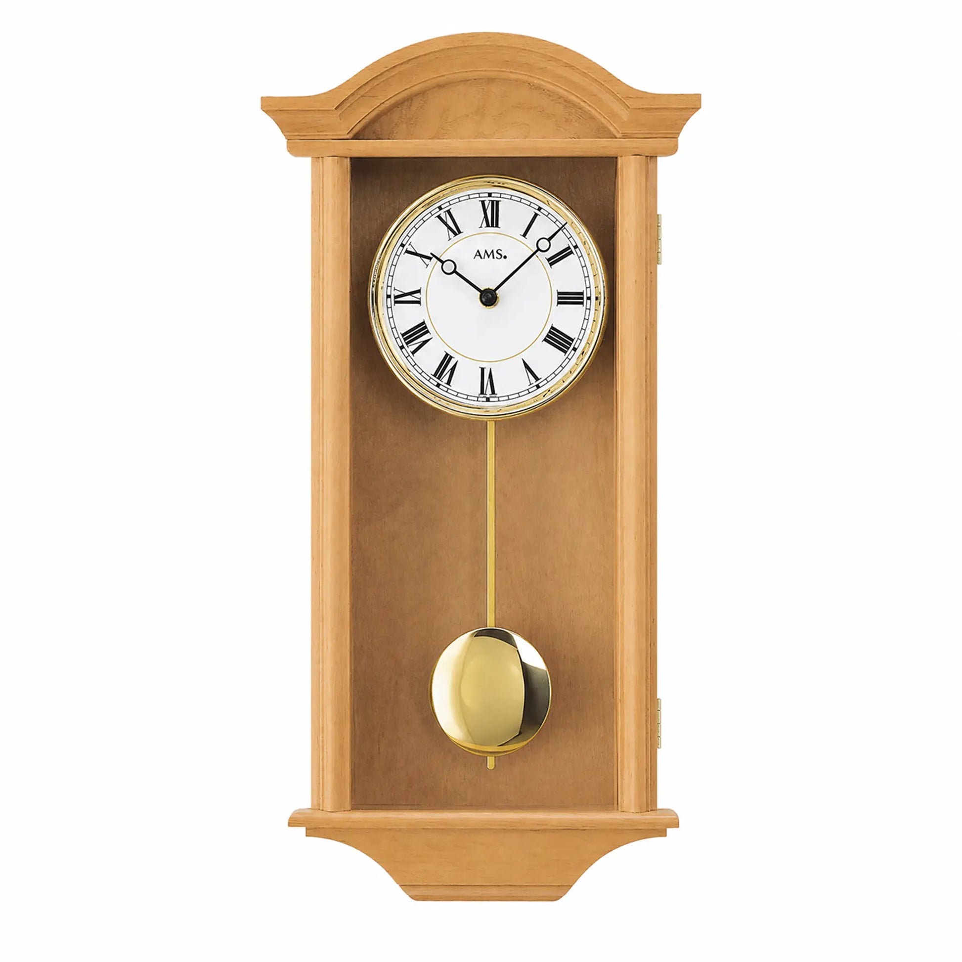 Wanduhr aus hellem Holz mit rundem Zifferblatt, römischen Zahlen und Pendelgewicht