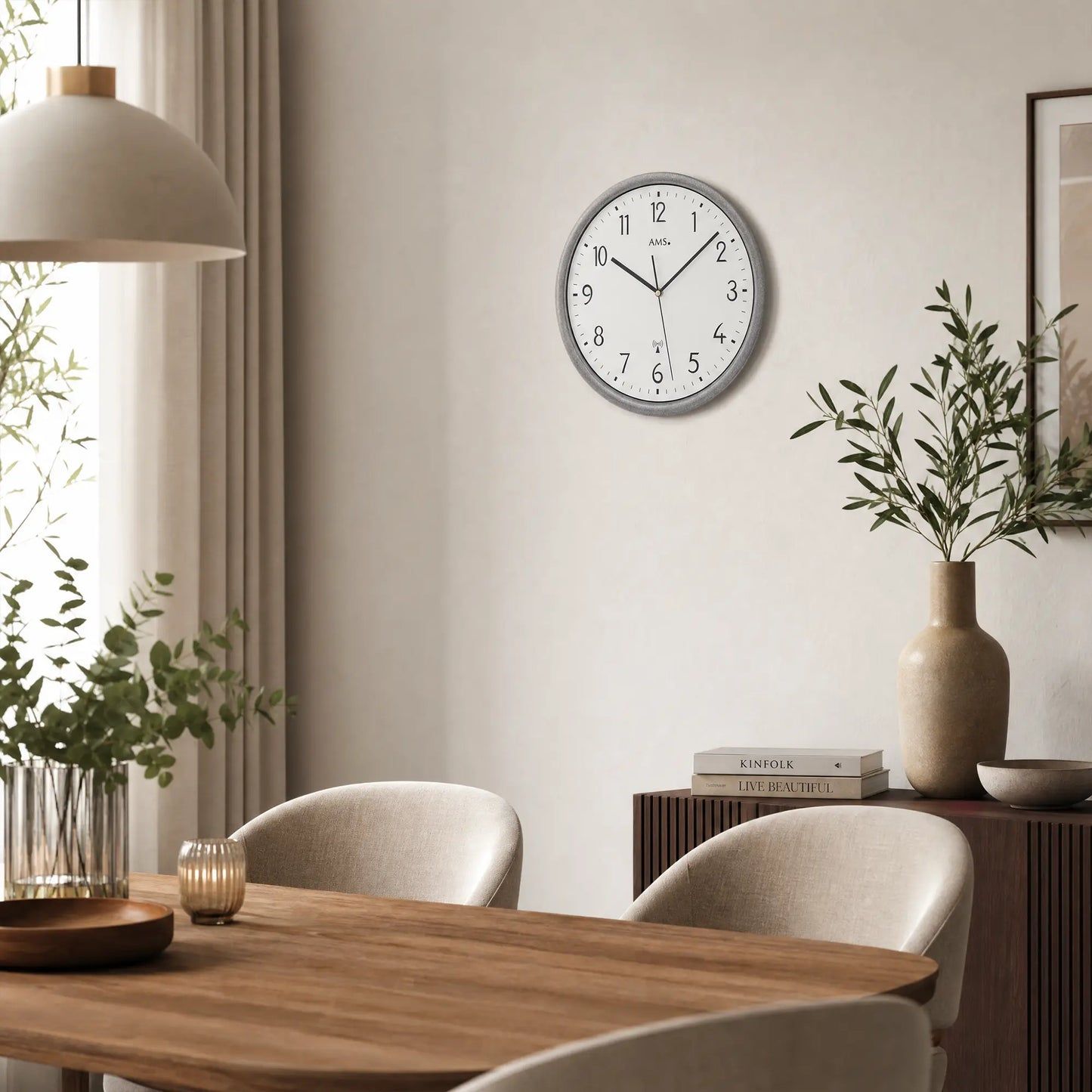 Funk-Wanduhr mit grauem Rahmen und weißem Zifferblatt, schwarze Zeiger und arabische Zahlen