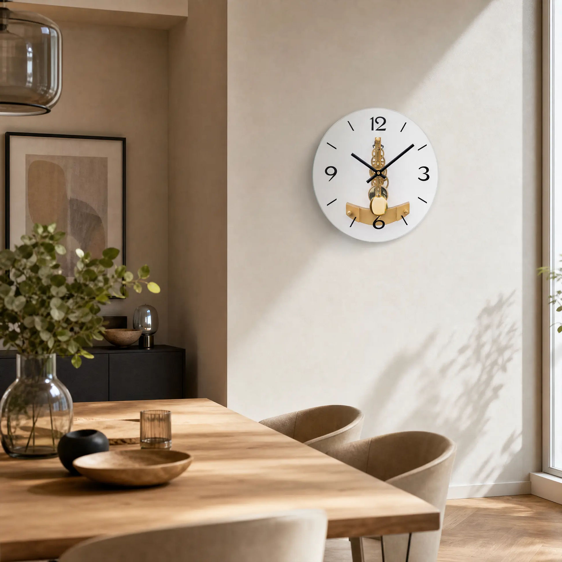 Orologio da parete: quadrante rotondo bianco con lancette nere e meccanismo dorato