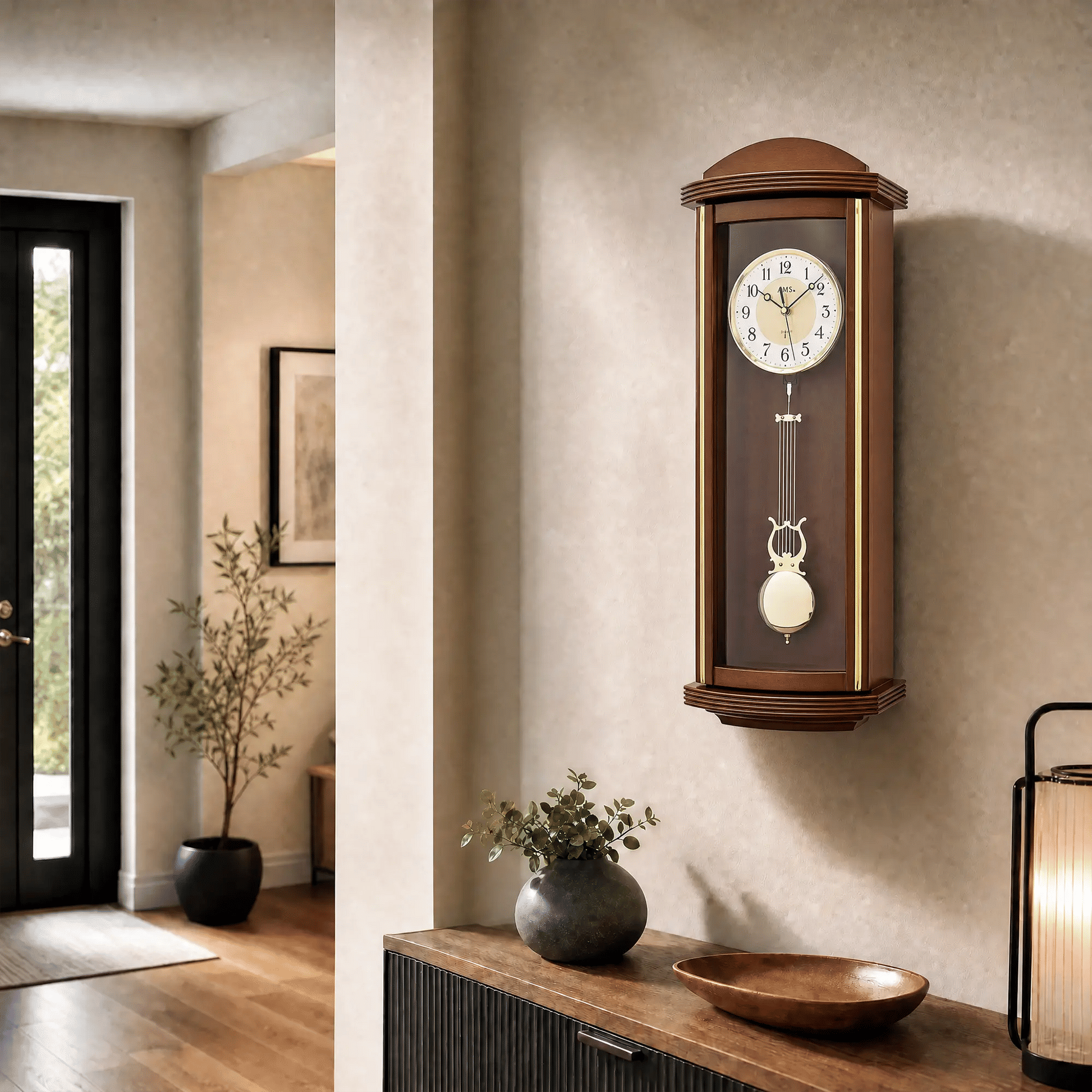 Orologio da parete a pendolo in cassa di noce, quadrante con lancette e pendolo in basso