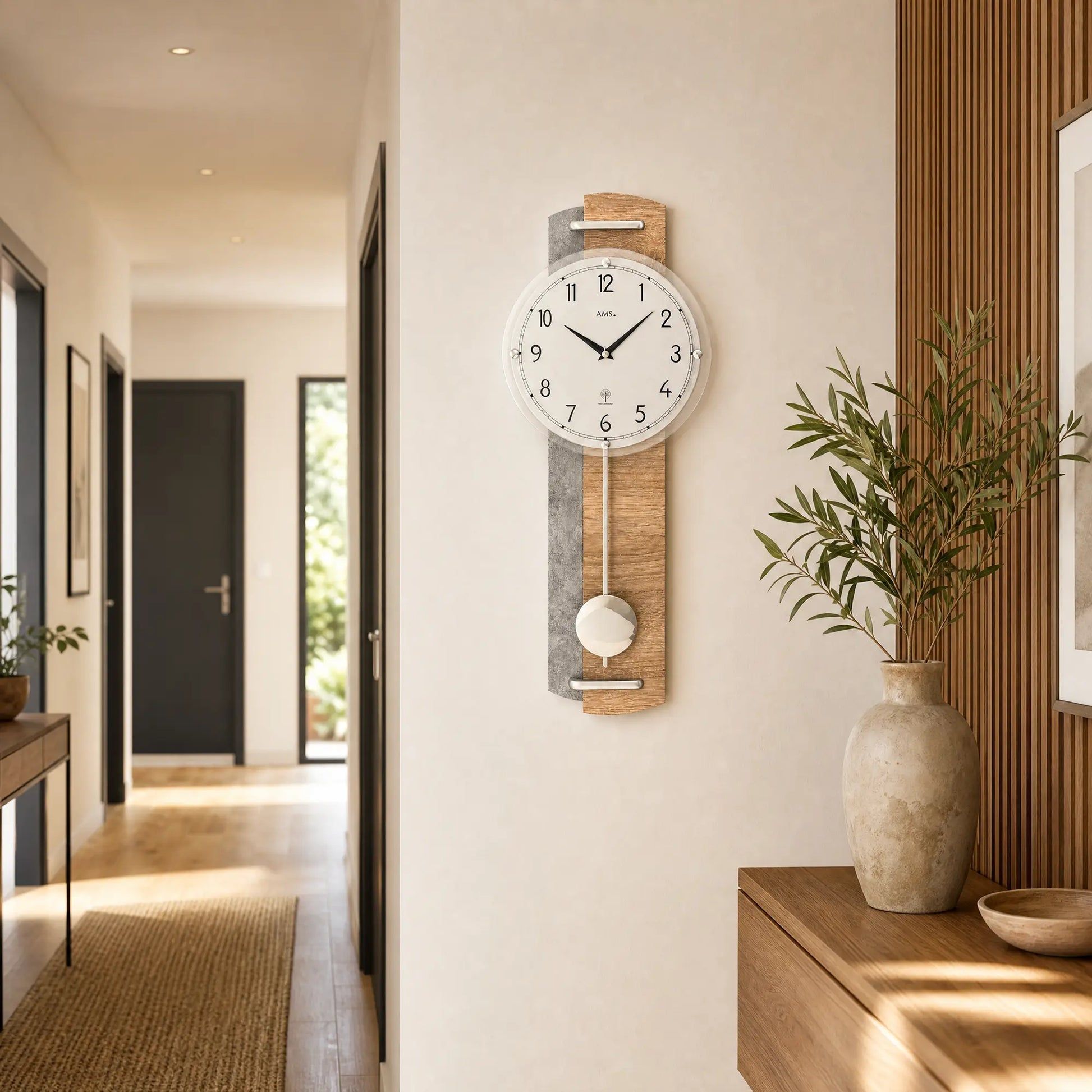 Funk-Wanduhr mit Holzgehäuse und grauem Einsatz, Pendelwerk mit weißem Deckel