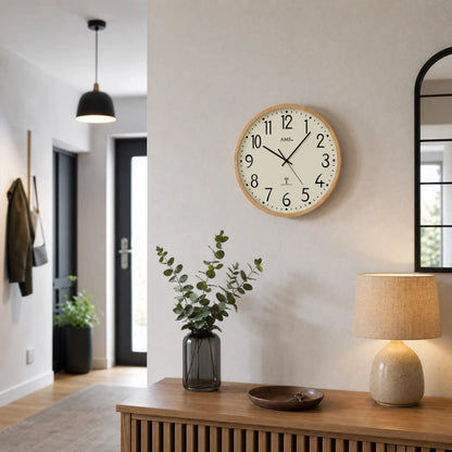 Orologio da parete: quadrante beige con numeri e lancette neri, cornice in legno.