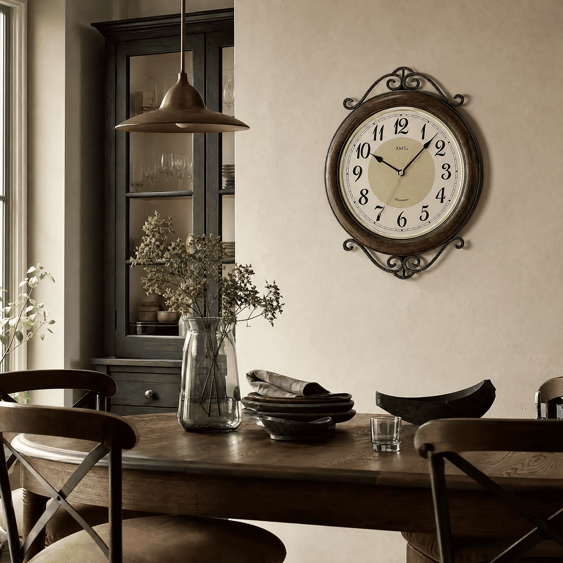 Runde Wanduhr mit braunem Holzrahmen, schwarzer Ornamentumrandung und beigem Zifferblatt
