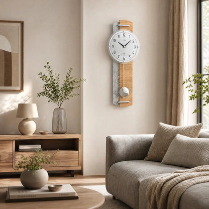 Wanduhr an der Wand mit Holzrahmen, rundem Ziffernblatt und Pendelwerk im Einsatz