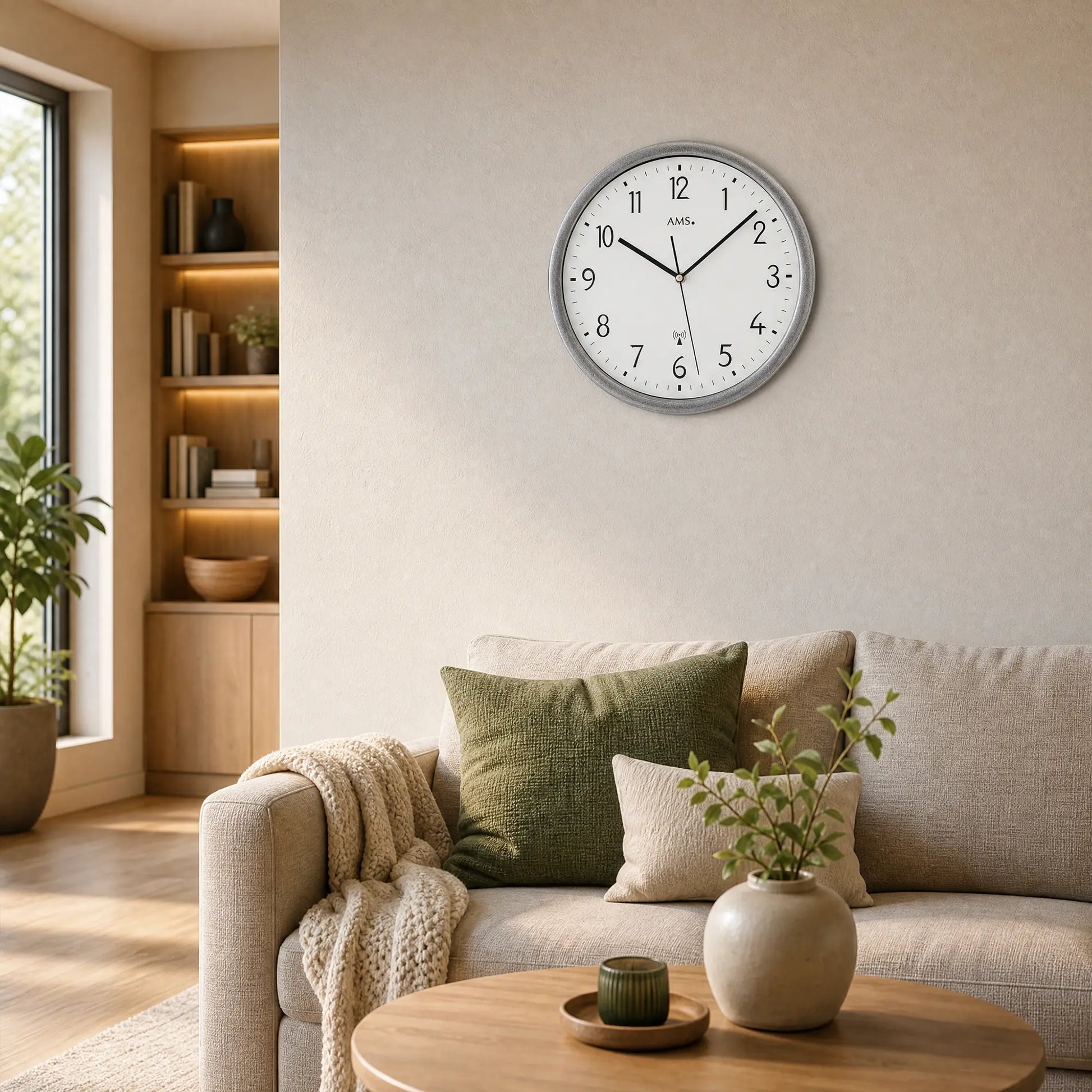 Funk-Wanduhr mit grauem Gehäusering, weißem Zifferblatt und schwarzen Zeigern