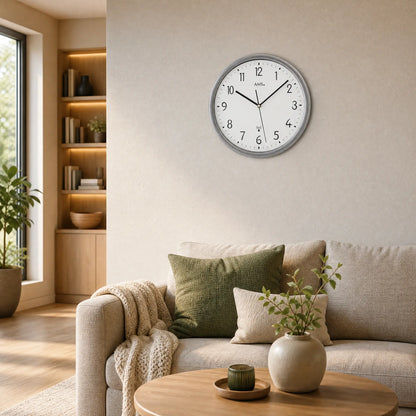 Funk-Wanduhr mit grauem Gehäusering, weißem Zifferblatt und schwarzen Zeigern