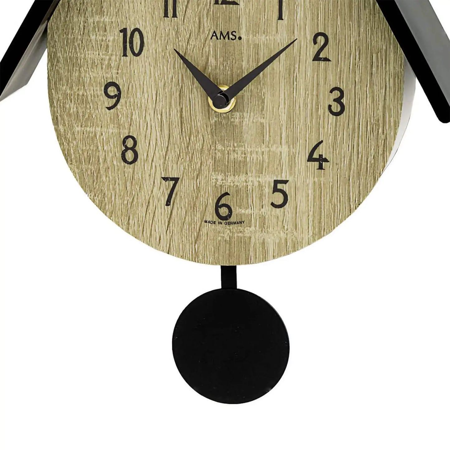 Wanduhr-Zifferblatt im Detail mit schwarzen Zahlen, Zeigern und rundem Pendel unten
