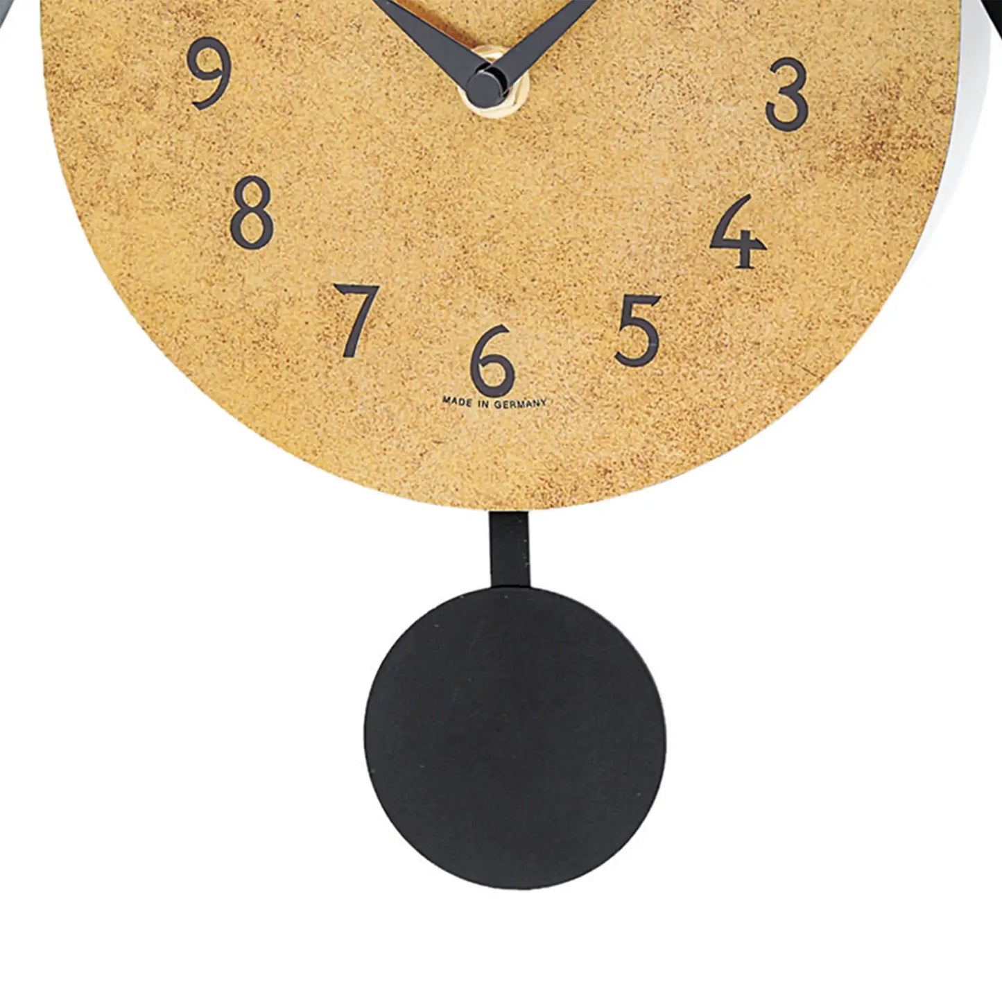 Vista ravvicinata del quadrante e del peso del pendolo dell'orologio a cucù, con numeri blu e sfondo dorato