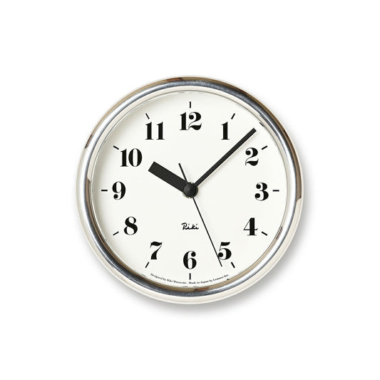 Runde Wanduhr mit silbernem Rahmen, weißem Zifferblatt und schwarzen Zeigern