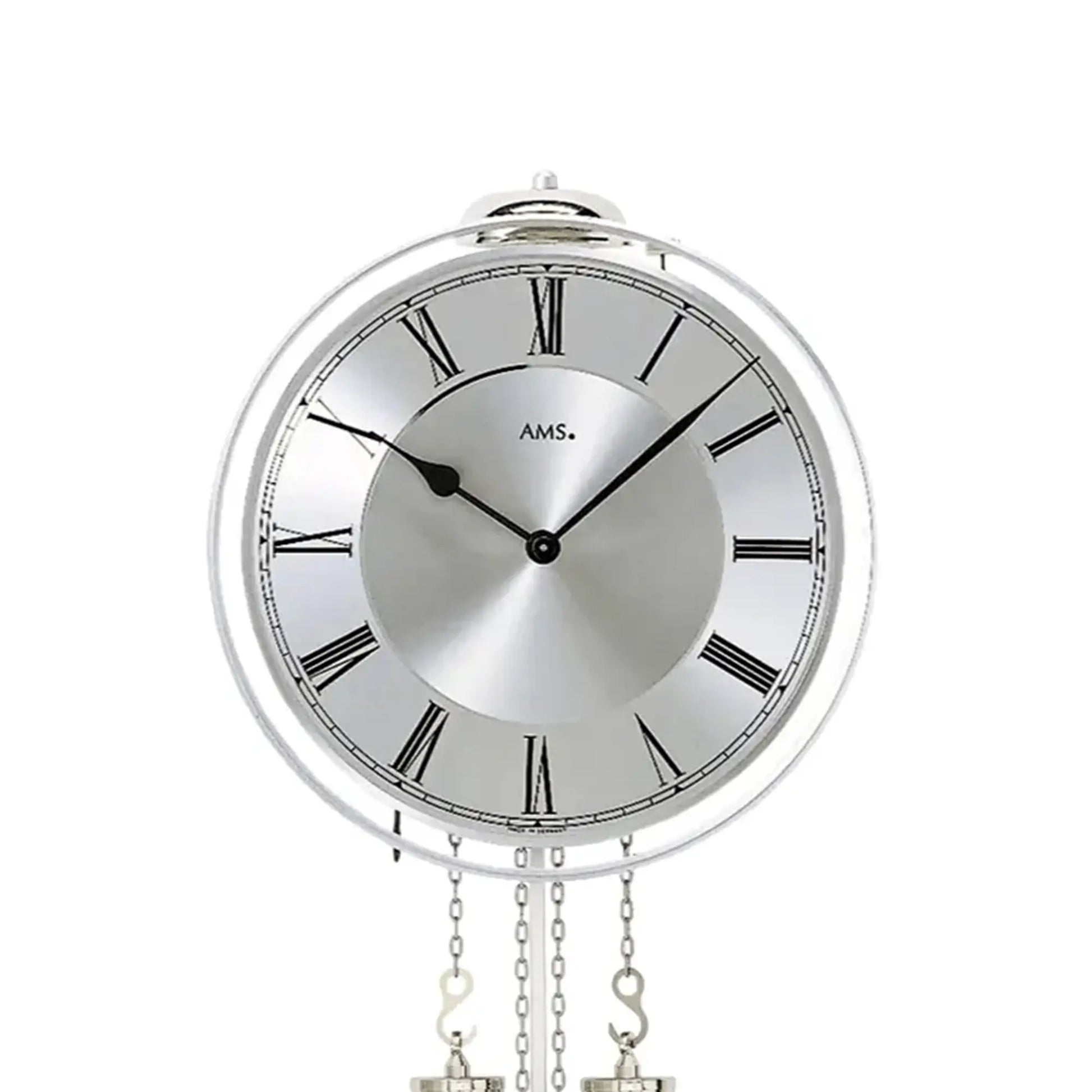 AMS Wanduhr mit silbernem Rundzifferblatt, römischen Zahlen und Kettenpendel