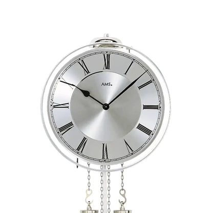 AMS Wanduhr mit silbernem Rundzifferblatt, römischen Zahlen und Kettenpendel