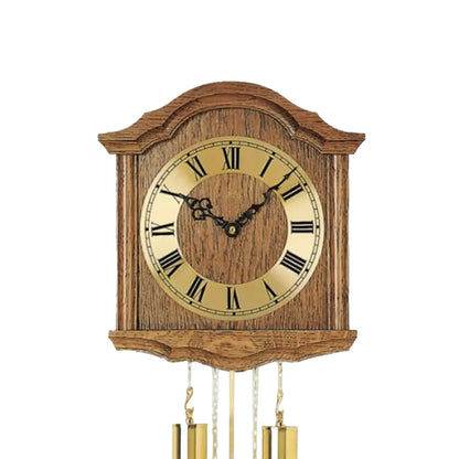 Nahaufnahme Wanduhr mit Holzgehäuse und Zifferblatt mit römischen Zahlen, goldene Markierungen