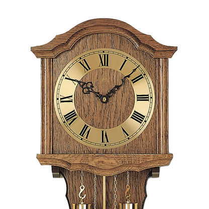 Detailansicht der Wanduhr: römisches Zifferblatt mit Zeigern und Holzrahmen