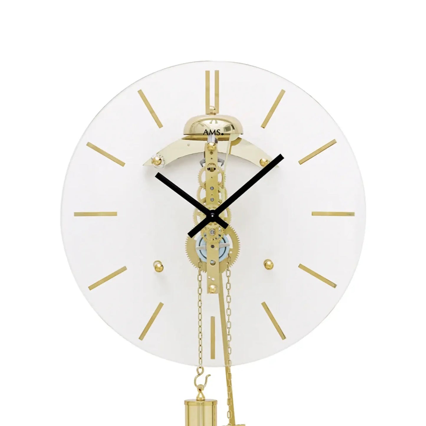 Nahansicht des Uhrwerks der Standuhr mit Messingdetails und Kettenpendel