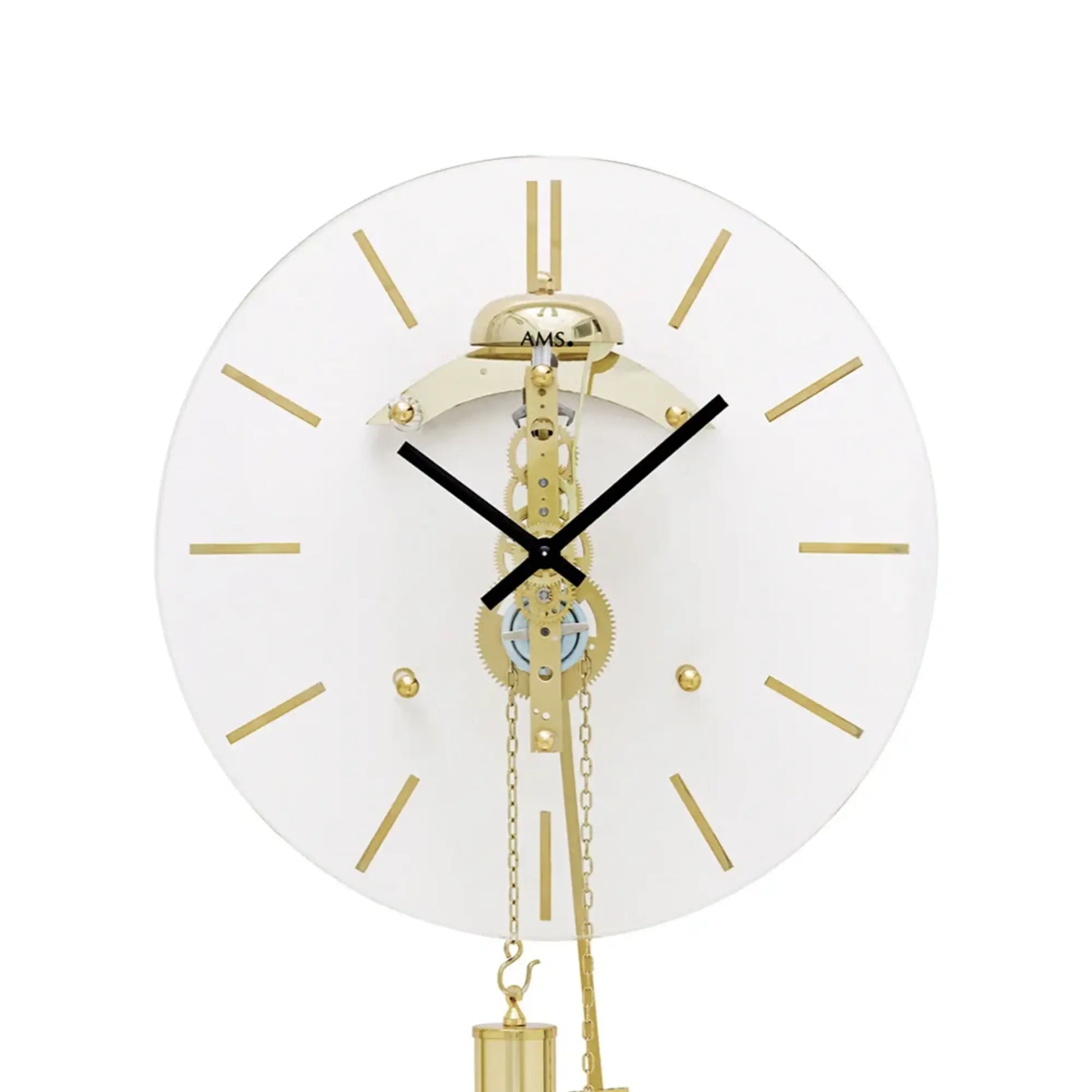 Nahansicht des Uhrwerks der Standuhr mit Messingdetails und Kettenpendel