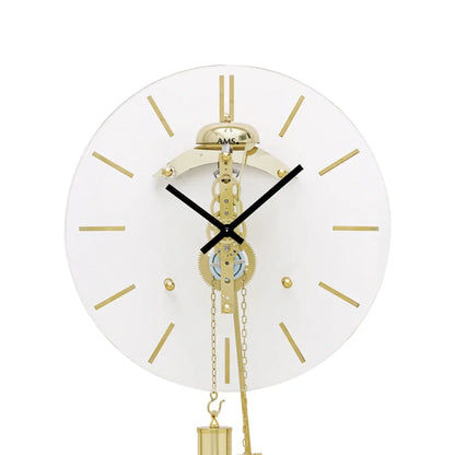 Nahansicht des Uhrwerks der Standuhr mit Messingdetails und Kettenpendel