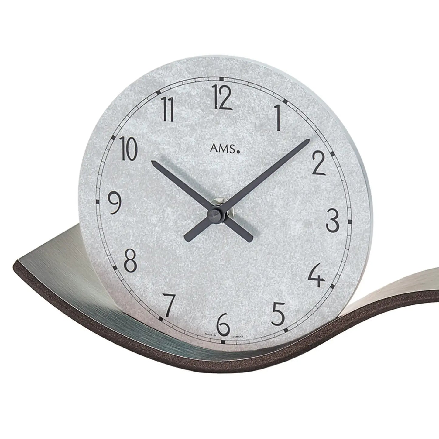 Orologio da tavolo, quadrante rotondo in primo piano con lancette e numeri neri