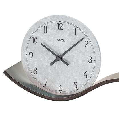 Orologio da tavolo, quadrante rotondo in primo piano con lancette e numeri neri