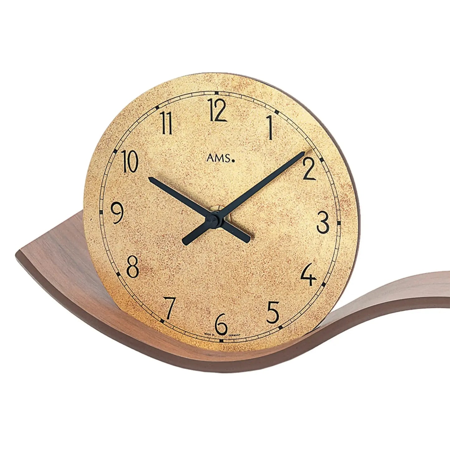 Orologio da tavolo in primo piano: base in noce, quadrante beige con lancette e numeri neri.