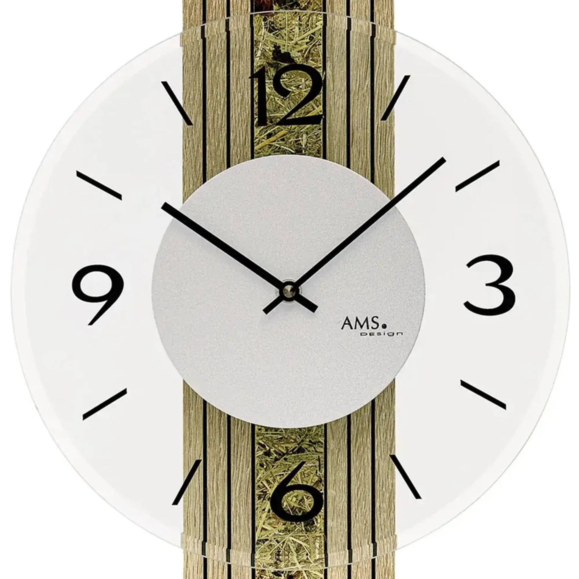 Nahaufnahme Wanduhr: weißes Ziffernblatt, schwarze Zeiger, Holzgehäuse mit goldenen Linien
