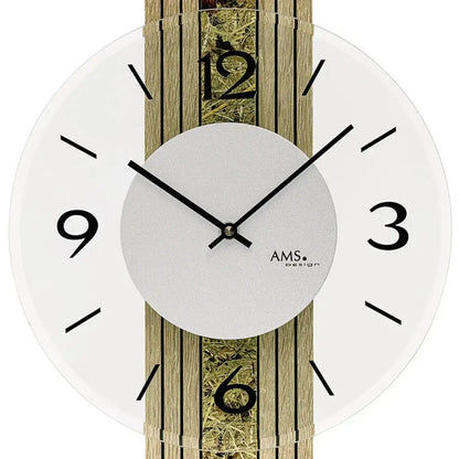 Nahaufnahme Wanduhr: weißes Ziffernblatt, schwarze Zeiger, Holzgehäuse mit goldenen Linien