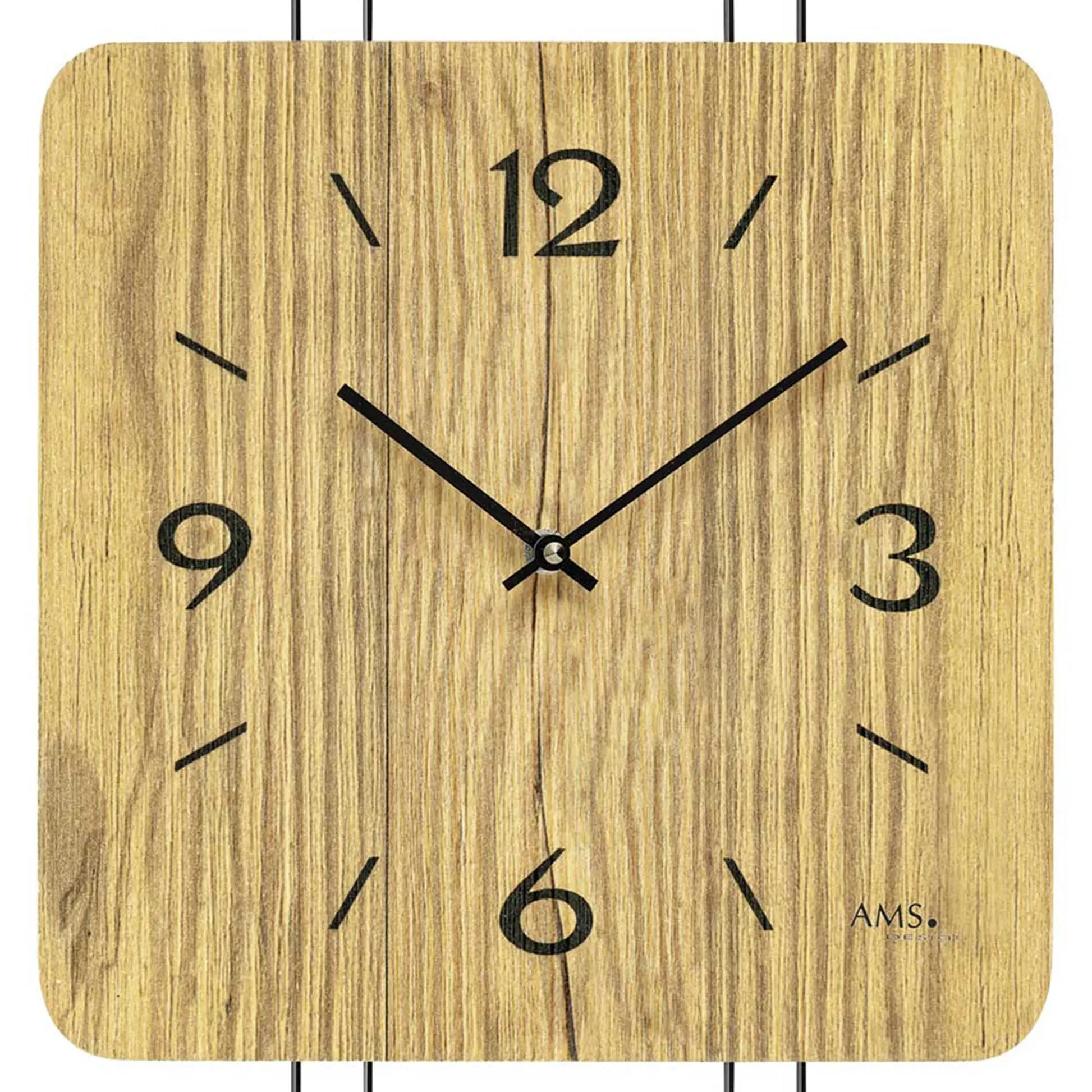 Wanduhr aus Wildeiche mit eckigem Holzgehäuse, schwarzen Ziffern und Zeigern, AMS