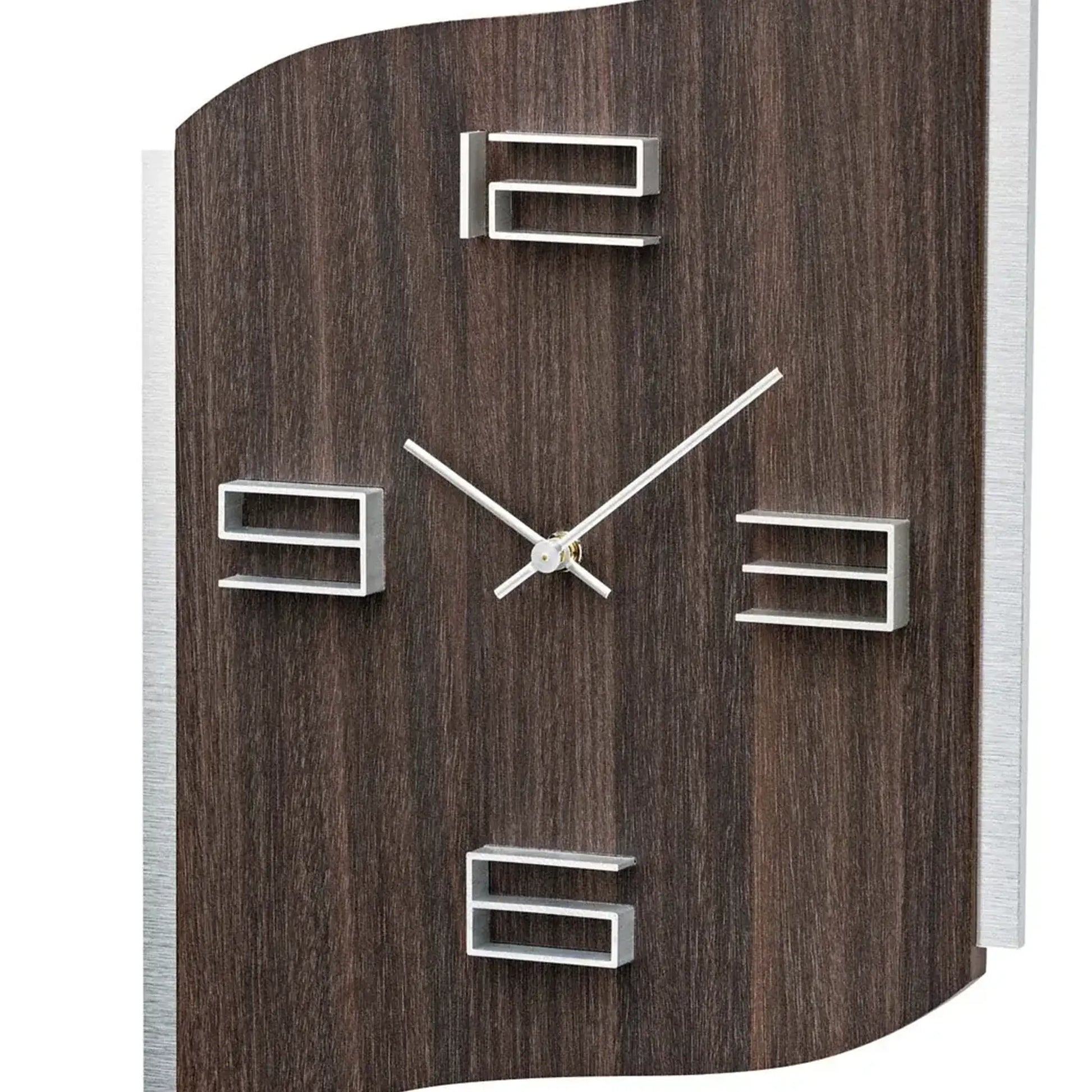 Wanduhr im Detail: braunes Holzdekor, silberne Ziffern und Zeiger vor gerundeter Fläche