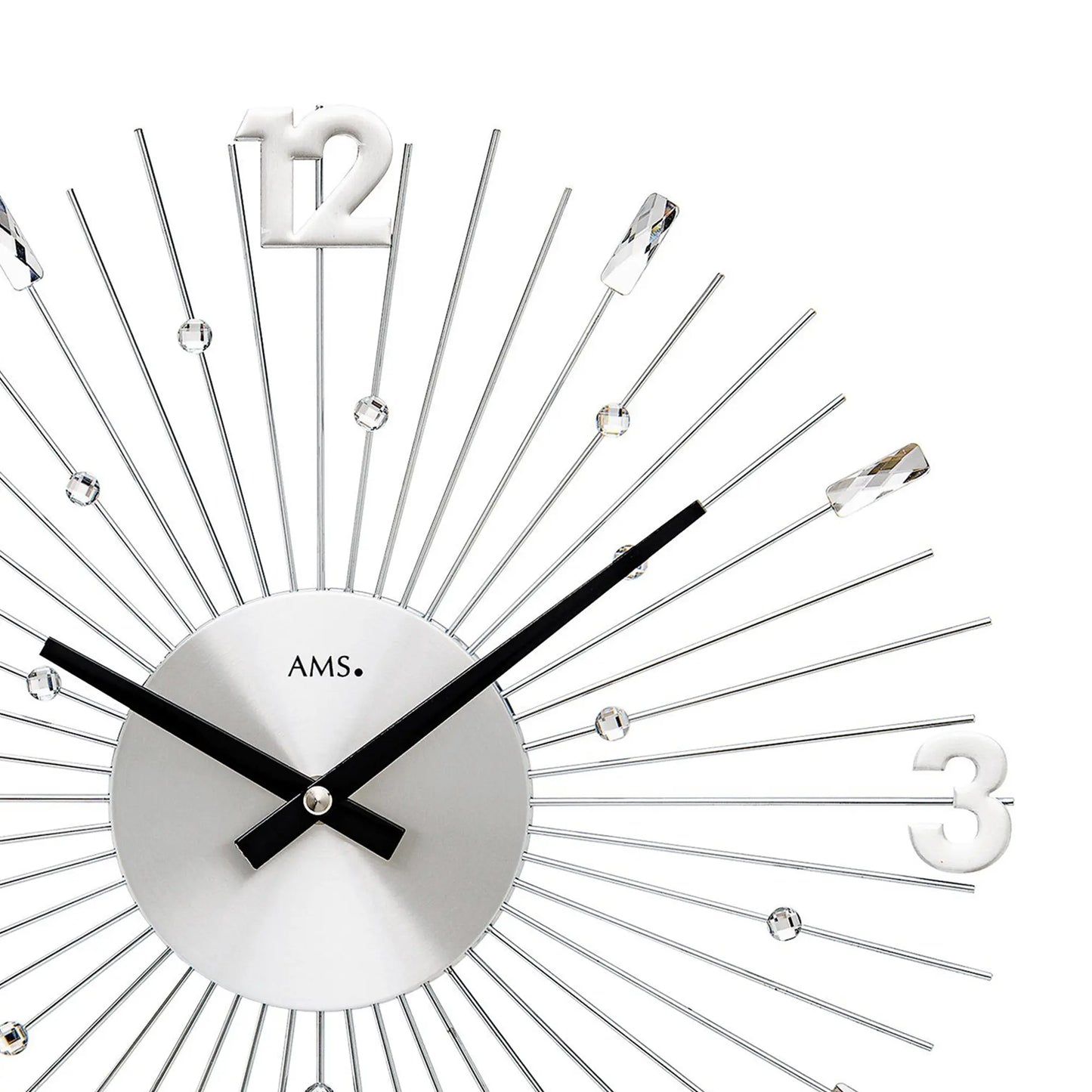 Nahaufnahme: silberne Wanduhr mit Metallstäben, schwarzen Zeigern und Ziffer 12