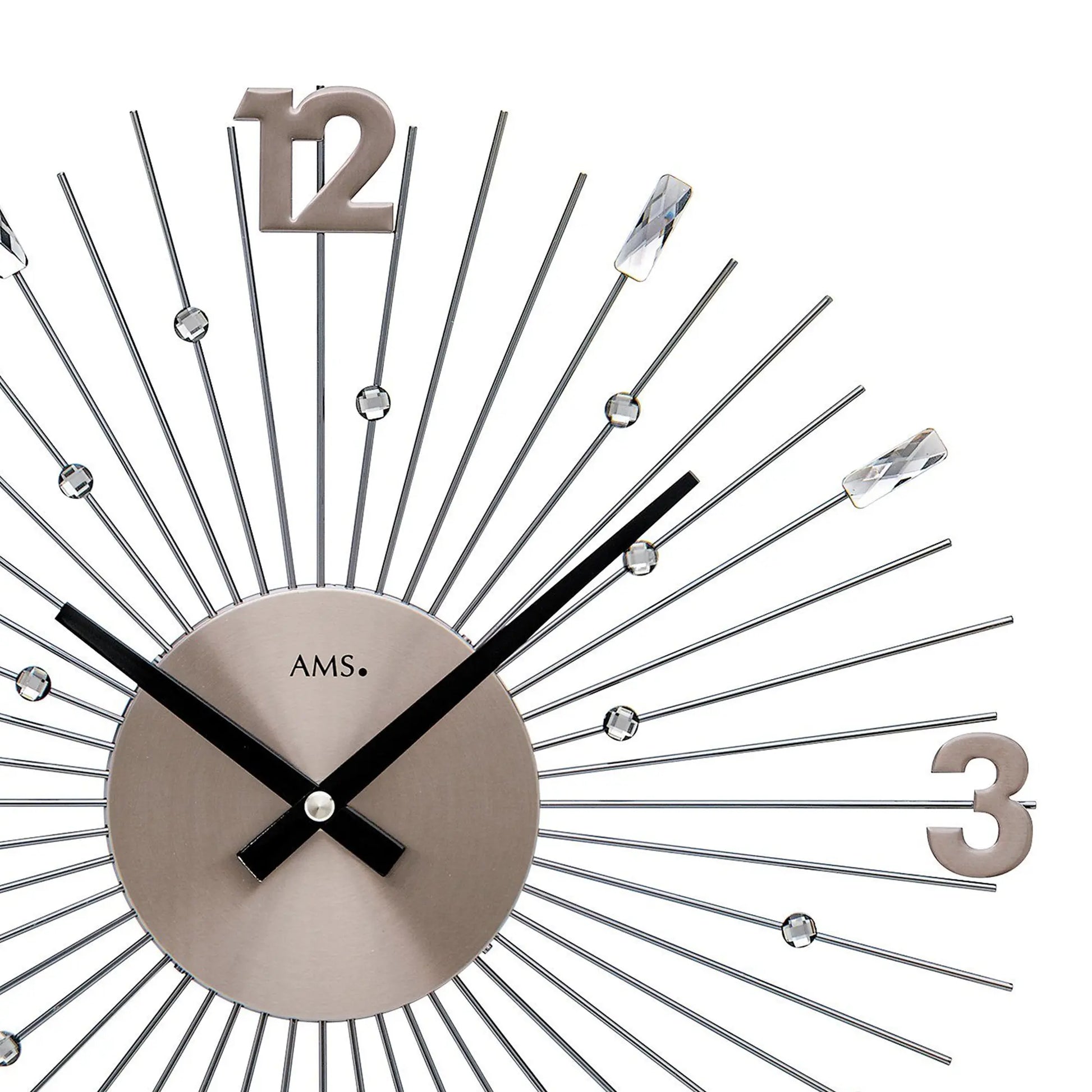 Nahaufnahme Wanduhr: anthrazitfarbenes Zifferblatt mit schwarzen Zeigern und Metallstab-Design