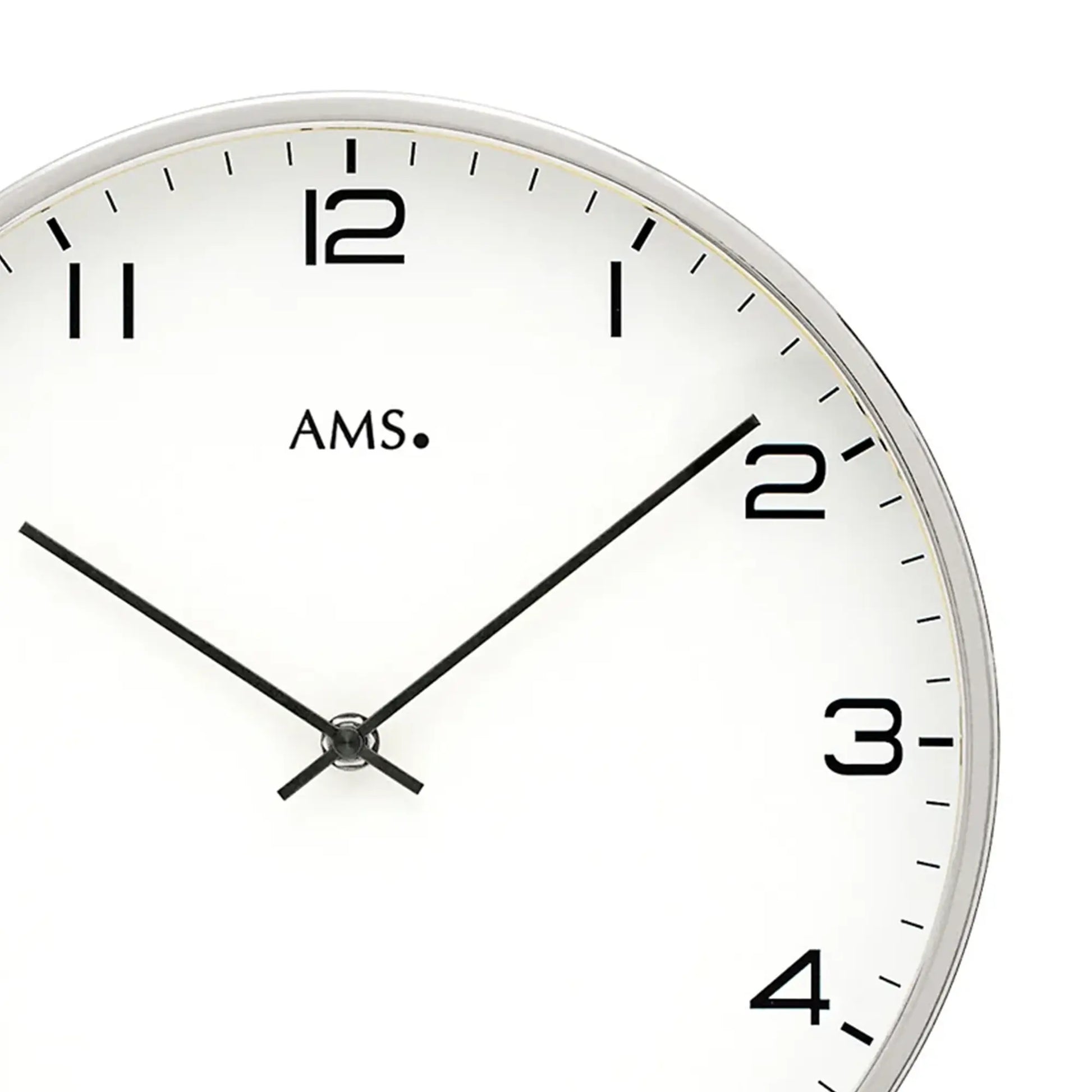 Nahaufnahme der Wanduhr: weißes Zifferblatt, schwarze Zeiger, vernickelter Rand