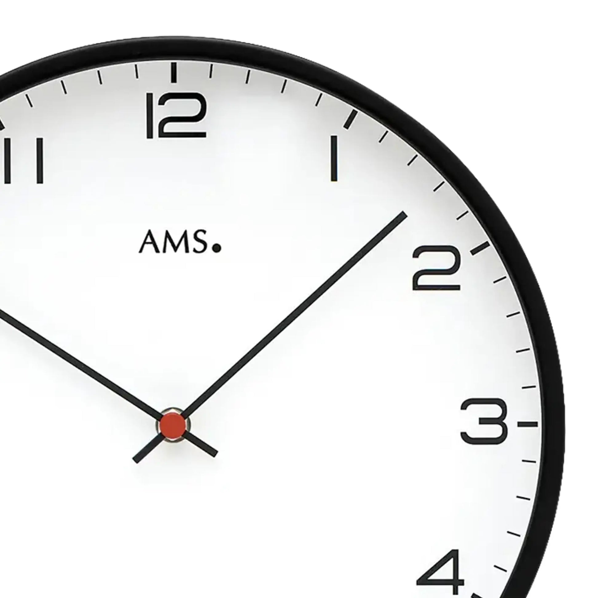 Detailansicht: Wanduhr-Zifferblatt mit schwarzen Stundenminutenzeigern und roter Nadel, AMS.