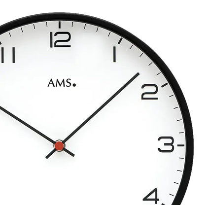 Detailansicht: Wanduhr-Zifferblatt mit schwarzen Stundenminutenzeigern und roter Nadel, AMS.