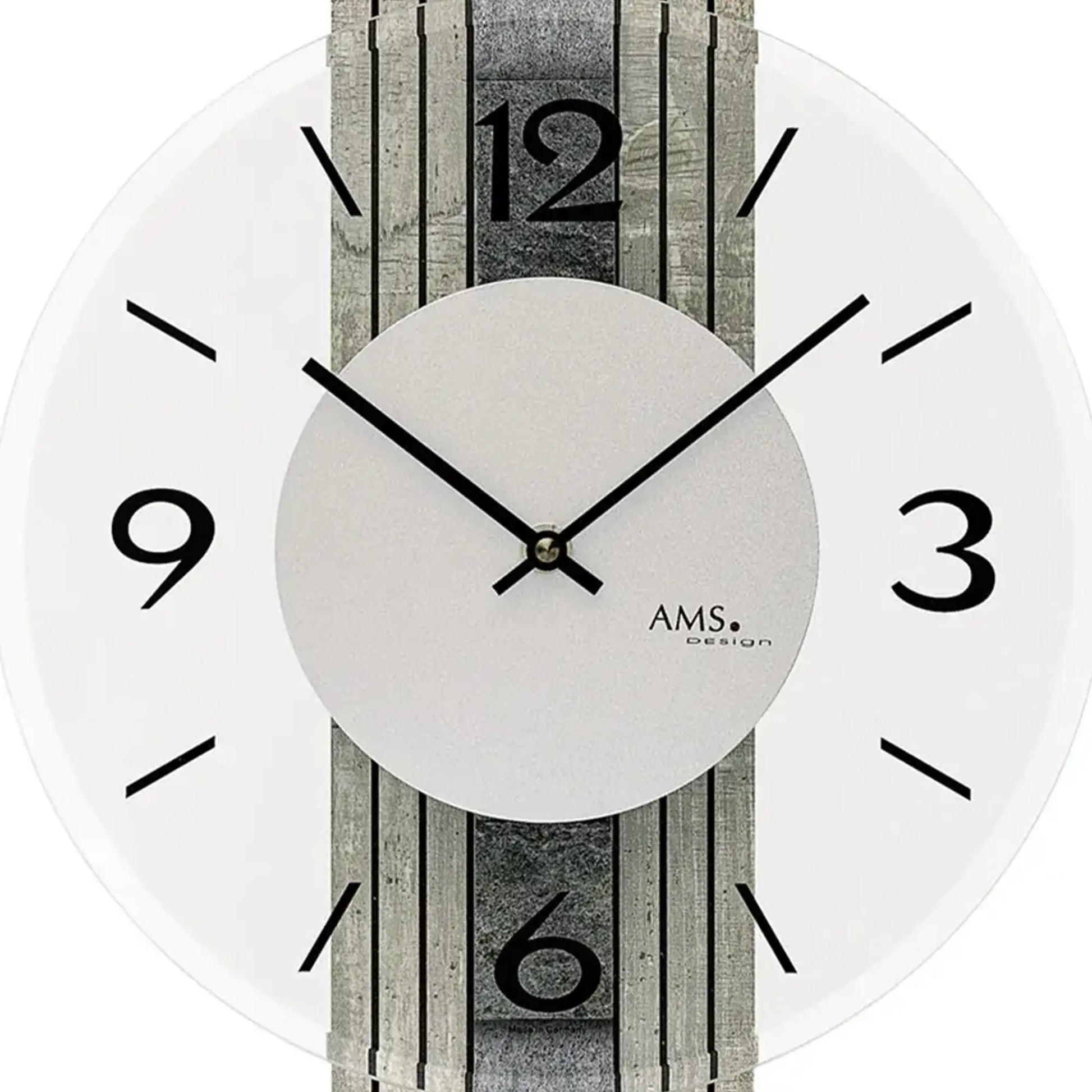 Nahaufnahme Wanduhr: graue Steinstruktur, weißes Zifferblatt und schwarze Zeiger